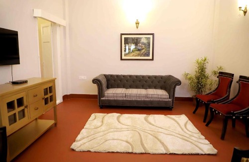 Dharmatala Apartment | Beautiful Heritage Home walking to Park Street