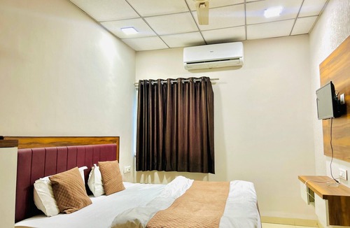Indore Hotel | Beautiful hotel with 9 bedrooms in soothing Indore location