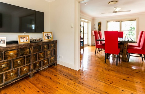 North Turramurra Hotel | BEAUTIFULLY APPOINTED HOME ON 2 ACRES, WITH POOL. IN THE NATIONAL PARK