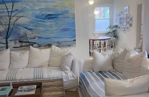 North Bondi Apartment | Beautifully appointed, white beach pad 5 minutes to iconic Bondi Beach