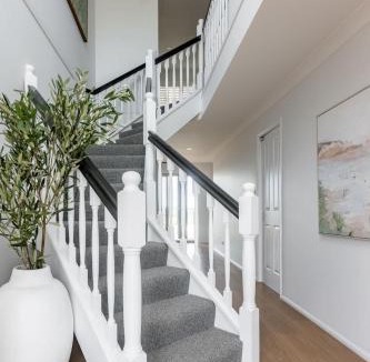 Eimeo House | Belle Vue - 4brm 2bth AC Pool Views