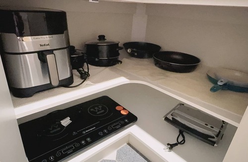 Bentleigh House | Bentleigh Central Private Modern1BR Home with Garage & Bath tub Near Station