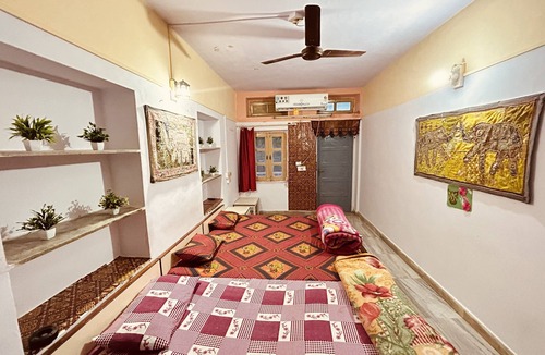Jaisalmer Hotel | Berozgar Hostel Tradition with peace&culture just in front of railway Station.