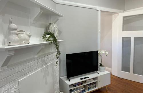 Cowra House | Black Range Cottage Cowra