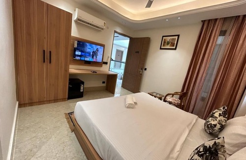 DLF Phase 5 Hotel | Blue Moon Residency Sector 53 Gurgaon