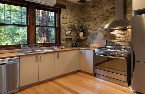 Hepburn House | Bluegums Retreat - (a haven for families and groups of friends)