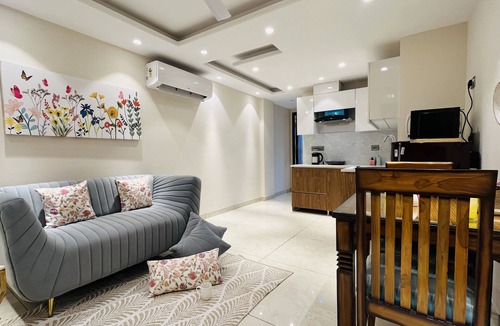 Sector 14 Hotel | BluO 1BHK Suite - Balcony, Gym, Parking, Lift
