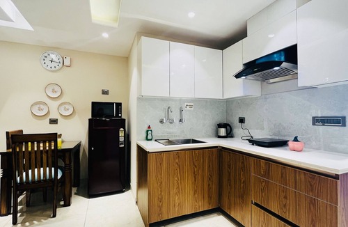 Sector 14 Hotel | BluO 1BHK Suite - Balcony, Gym, Parking, Lift