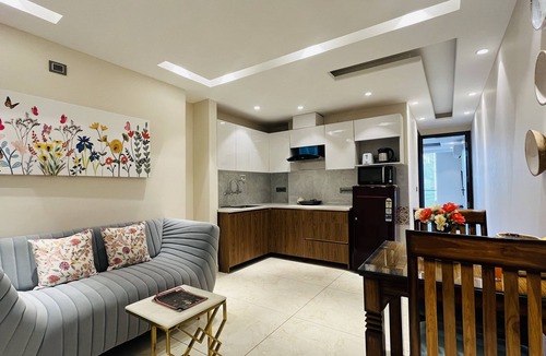 Sector 14 Hotel | BluO 1BHK Suite - Balcony, Lift, Gym, Parking, TT