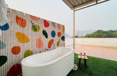 DLF Phase 3 Apartment | BluO Penthouse - DLF CyberCity, BathTub - Terrace & Garden #staycation Gurgaon