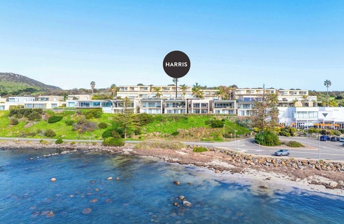 Encounter Bay House | BOOK 3, PAY FOR 2 NIGHTS The Bluff Villa 4-121 Franklin Pde Encounter Bay