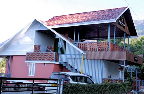 Devikolam House | Bougainvillea Homestay-Luxurious 5-bedroom house in Munnar
