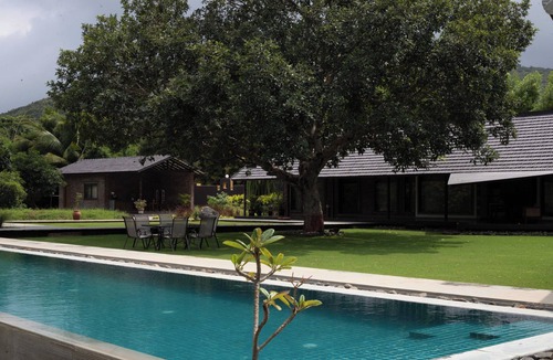 Junagadh Villa | Boutique wilderness stay by forest lawns. Peaceful! Pet‑Friendly!