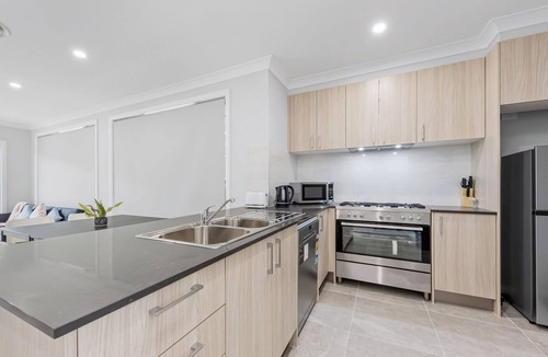 Austral House | Brand New 3Br One-Level House with WiFi & Parking