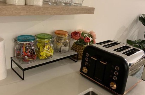 Brunswick Apartment | Brand New Brunswick apartment - free wine, parking and Netflix