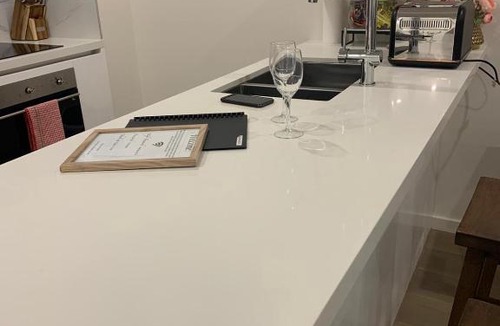 Brunswick Apartment | Brand New Brunswick apartment - free wine, parking and Netflix
