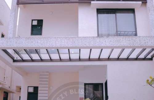 Kelambakkam Hotel | Breezy classy room stay