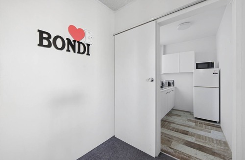 Bondi Beach Apartment | Bright Bondi Studio | 2 Min Walk to Beach, Bath, Full Kitchen, Sleeps 4