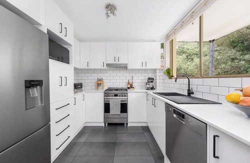 Bellevue Hill Apartment | Bright modern 2BR apartment with garden outlook