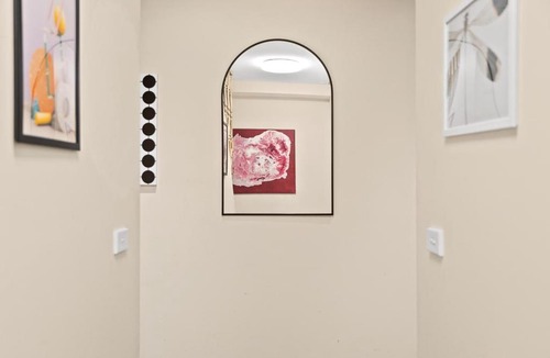 Chippendale House | Bright Private Room - Nearby CBD UTS USYD - Seconds to Famous Eateries - Shared Bathroom