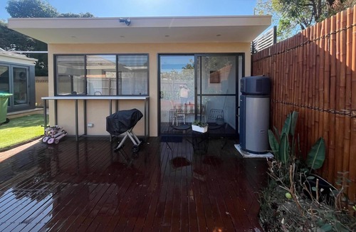 Brighton Apartment | Brighton Guest Suite – Walk to Bay St, Train, Sky Bus and Beach. Free Parking!