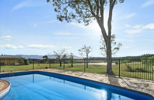 Rothbury Villa | Broken View Mountain Villa with Free Wine Tasting