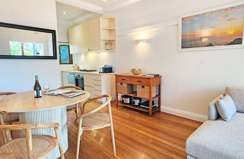 Bronte Apartment | Bronte Beach Coastal Escape. 200 Steps to Bronte Beach. 2 bedrooms + 1 bathroom.