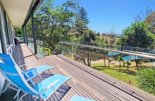 Bronte Apartment | Bronte Beach Coastal Escape. 200 Steps to Bronte Beach. 2 bedrooms + 1 bathroom.