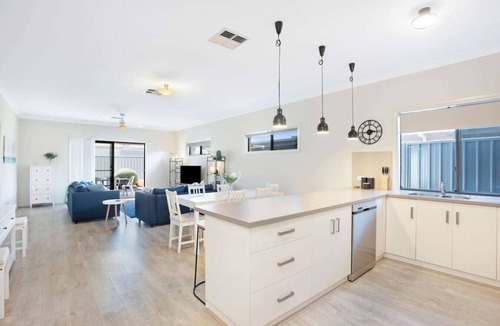 Goolwa House | Brooking’s Perch - Riverside Stay near Cafés & Wharf