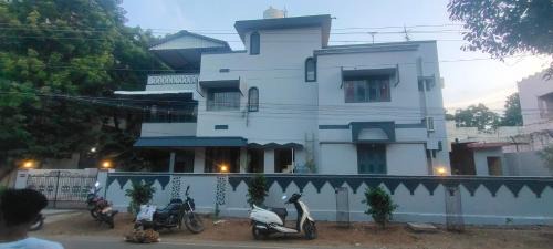 Thanjavur Villa | Brown Spring Home Stays