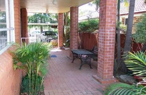 Ingleburn House | Budget Sydney Holiday House with WIFI & Netflix