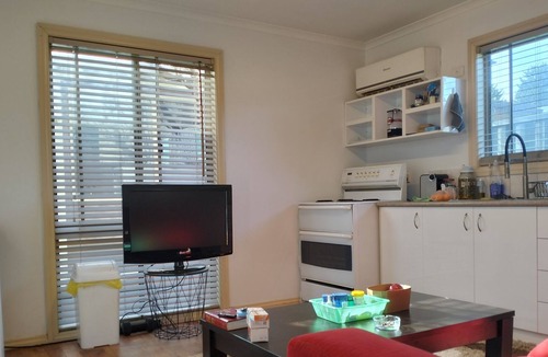 Meadow Heights House | Bungalow Cosystay: Cosy Little Place Overlooking the Back Yard Garden