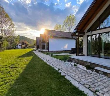Brebu Manastirei Cabin | Căsuțele H - Cabane A-Frame, Ciubăr, Cheile Doftanei