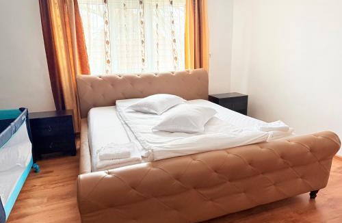 Risca House | Cabana Eduard