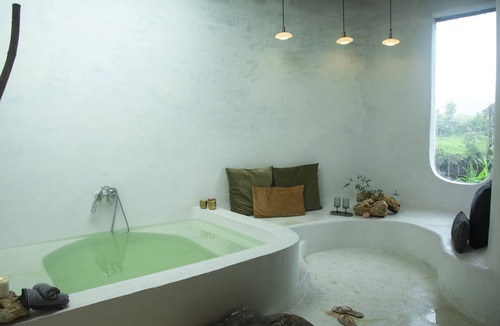 Amarnath Cabin | CABIN LOCATED ON A HILL NEXT TO THE FOREST WITH A VIEW OF THE LAKE