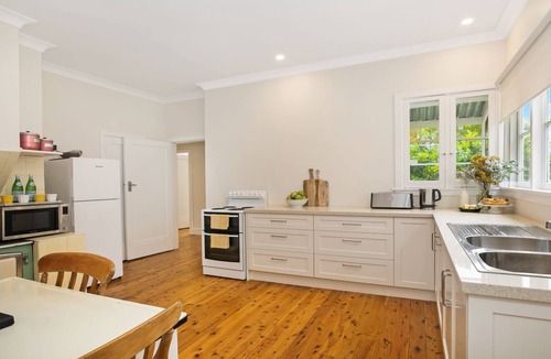 Bowral House | Canary Cottage - opposite Bowral Country Club