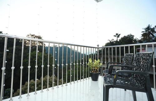 Anachal Hotel | CANDLE WOOD MUNNAR