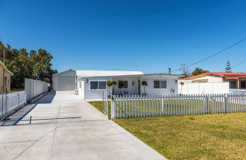 Lancelin House | Captains Retreat - Coastal Vibe