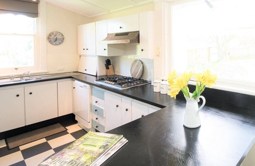Bowral House | Casa Antica, 200m walk to Bowral Township, family friendly and strictly NO PETS!
