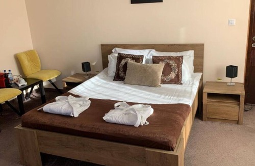 Moieciu Bed & Breakfast | Casa Bucegi - 1 Queen BR