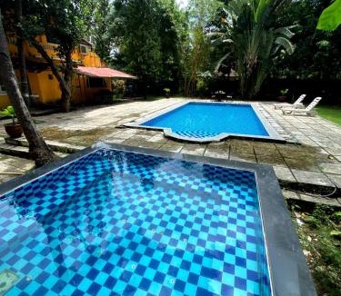 Nuvem Villa | Casa De Piscina by LivingStone