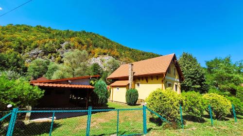 Bratca House | Casa de vacanta Bulz