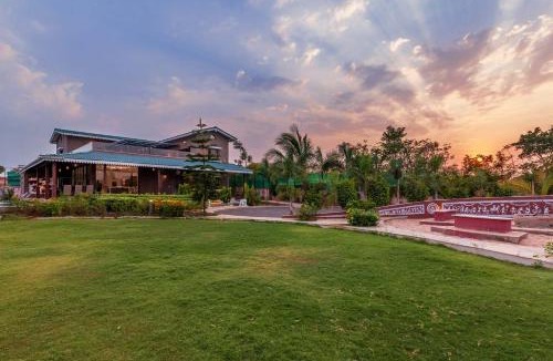 Nashik Villa | Casa del Verde by StayVista - Orchards oasis with a pool, Spacious lawn, Terrace & Indoor games