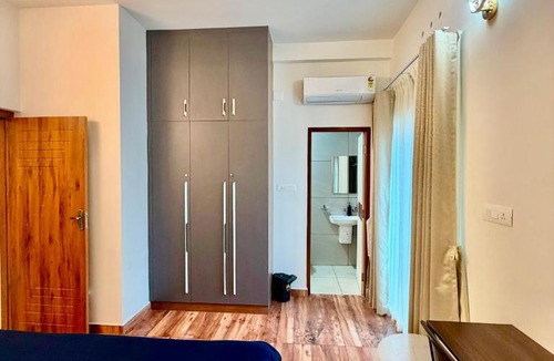 Kakkanad Apartment | Casa Mira Homes AC Family premium Rooms with Lift access