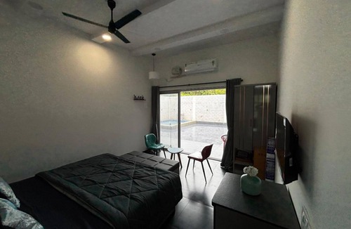 Ratnagiri Bed & Breakfast | Casa Oceanus – Pool Facing 1 Private Bedroom In Casa Oceanus