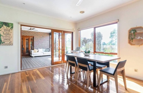 Keysborough House | Cascade Cottage: Spacious Family Retreat in Keysborough Garden Parking Sleeps 8