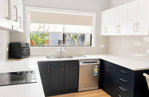 Pelican House | Castaway at Pelican – Relaxed, Pet Friendly Stay Near Lake And Beach