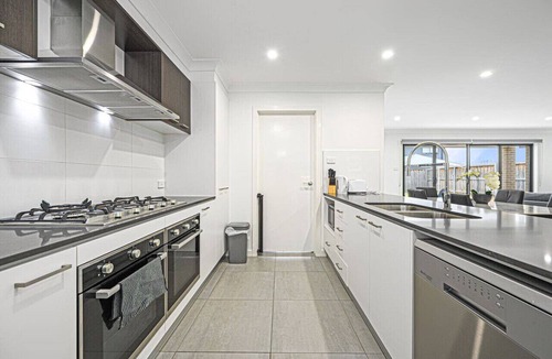 Catherine Field House | Catherine Field Spacious Modern 4Br home