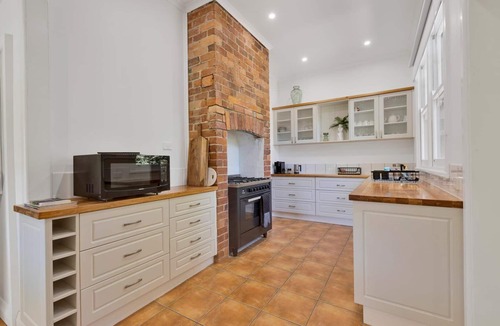Bairnsdale House | Cearc House: Centrally Located within the Bairnsdale Golden Triangle