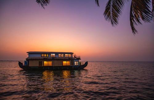 Aryad South Boat Rental | Cee Pee Houseboats